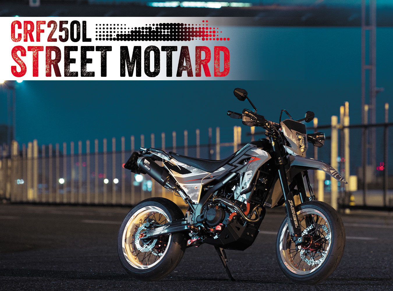 モタードスタイルを形作る上で最も重要な要素である前後17インチのホイールキット。レース車両と同スペックのパーツで構成されたホイールは、高剛性でありながらも軽量。130mmのタイヤ設定だったCRF250Mに対し、150mmまで装着可能なワイドリムを採用。専用のパルサーリングを付属しABSにも対応。